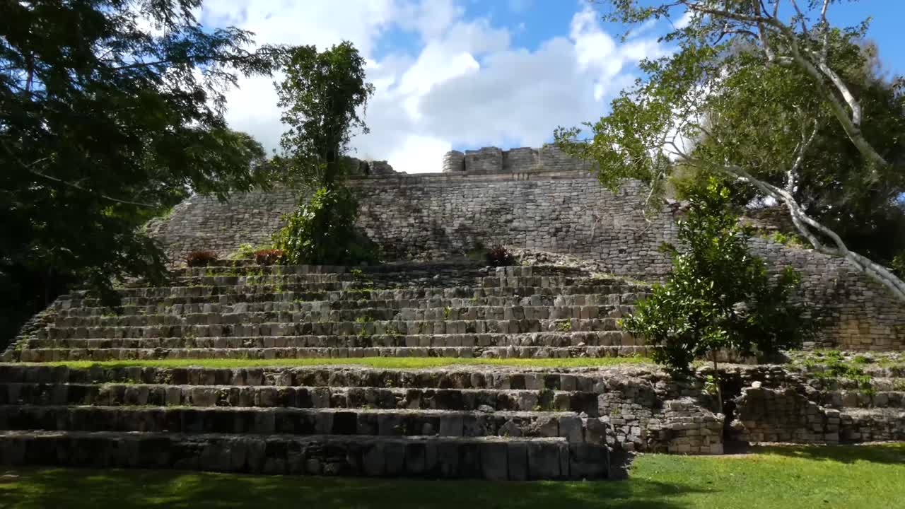 el templo del rey, vista desde la plaza de las estelas, en el sitio maya de kohunlich - quintana roo, méxico