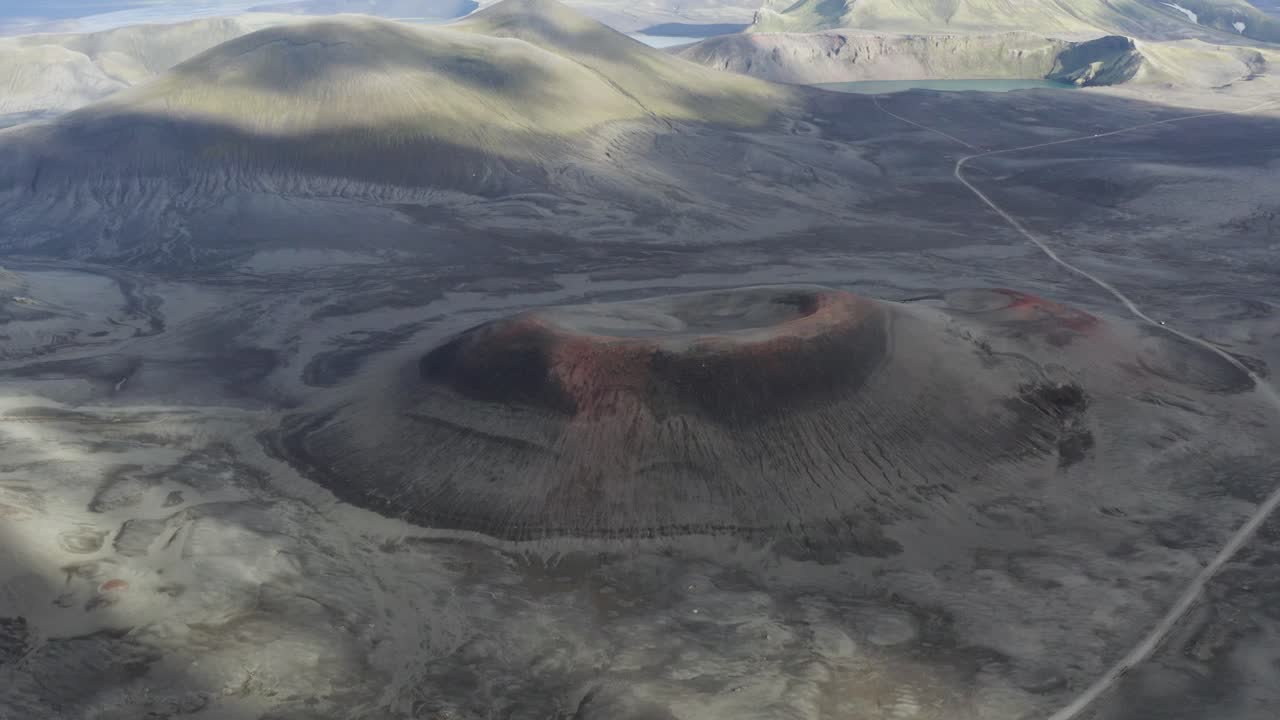 아이슬란드의 rangarþing ytra 근처 낮에 분화구와 빈 도로의 공중 전망