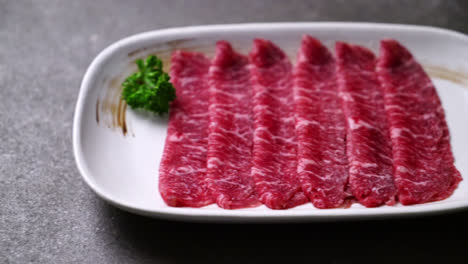 Frisches-Rindfleisch,-Roh-Geschnitten-Mit-Marmorierter-Textur,-Serviert-Für-Sukiyaki-Und-Shabu-Oder-Yakiniku