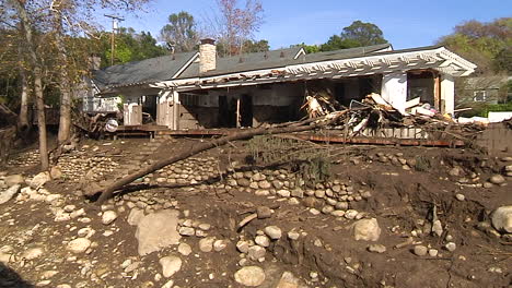 los equipos de bomberos inspeccionan los daños causados por los deslizamientos de tierra en montecito, california, tras el desastre del incendio de thomas 5