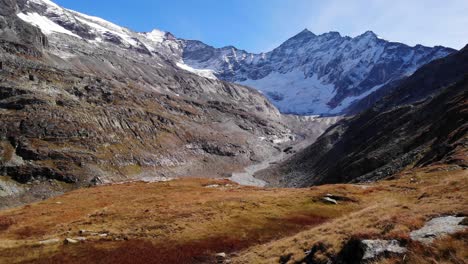 colinas y alpes nevados en la estación de esquí weissee gletscherwelt en el parque nacional hohe tauern, austria