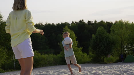 familie spielt am strand