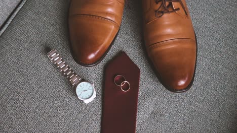 groom's-preparing-his-watch-close-up