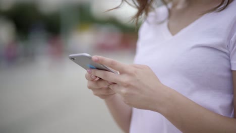 fotografía en primer plano de las manos femeninas usando un teléfono inteligente