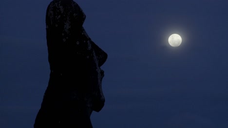 Una-Estatua-De-La-Isla-De-Pascua-Se-Perfila-A-La-Luz-De-La-Luna