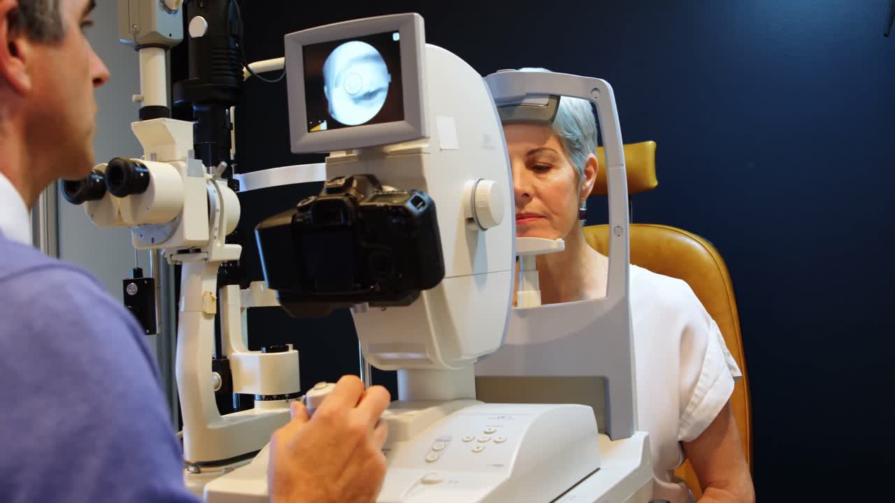 optometrista examinando los ojos del paciente con autorrefractores 4k