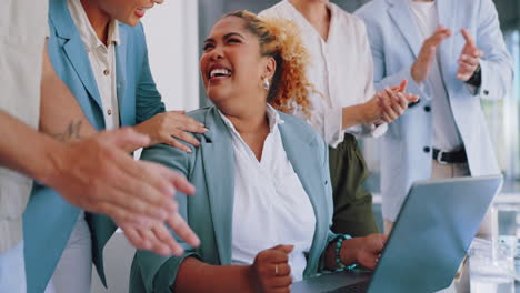 aplauso, computadora portátil y mujer ganadora en la oficina