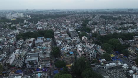 4k tomas aéreas del mercado local en los suburbios residenciales de nueva delhi en un hermoso día deslizándose sobre techos, calles, parques y mercados en la india