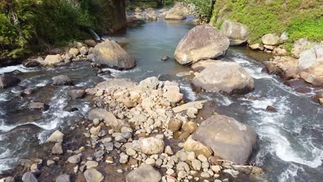 Drohnenaufnahme-Nach-Dem-Fluss-Des-Flusswassers-Mit-Felsen