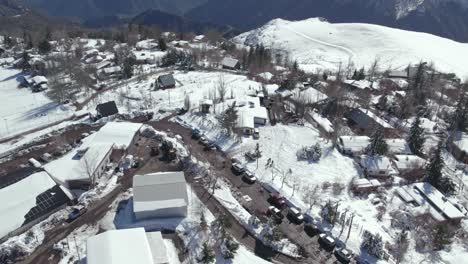 vista aérea desde arriba del pueblo de montaña de farellones, paisaje urbano cubierto de nieve, chile