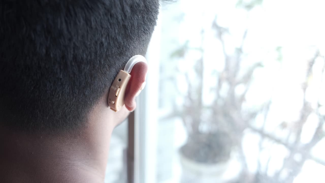 persona con audífono