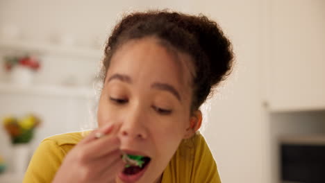 comer pastel, satisfacción de la mujer