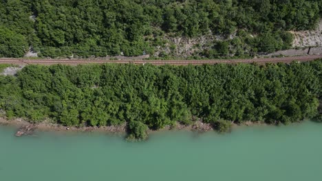 Vista-De-Drones-De-La-Carretera-A-Lo-Largo-Del-Río-Neretva,-Bosnia