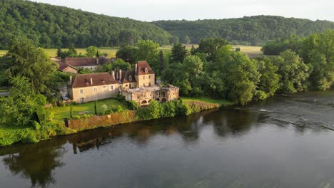 Altes-Haus-Am-Ufer-Des-Flusses-Dordogne-Bei-Sonnenuntergang