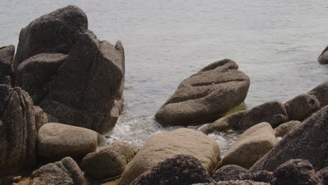 Eine-Reihe-Erodierter-Felsen-Und-Das-Meer,-Das-Sie-Umspült,-Dann-Am-Strand-Von-St.-Agnes-Auf-Den-Scilly-Inseln-5-Von-6