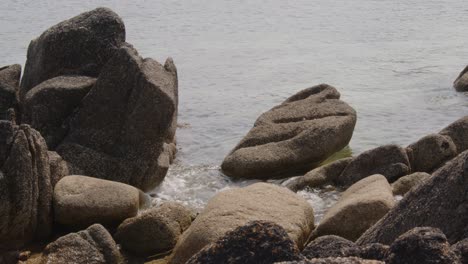 Una-Serie-De-Rocas-Erosionadas-Y-El-Mar-Chapoteando-En-La-Playa-De-Santa-Inés-En-Las-Islas-Sorlingas-5-De-6