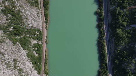 Vista-Desde-Arriba-Del-Río-Neretva-En-La-Ciudad-Bosnia,-El-Río-Que-Pasa-Por-El-Cañón.