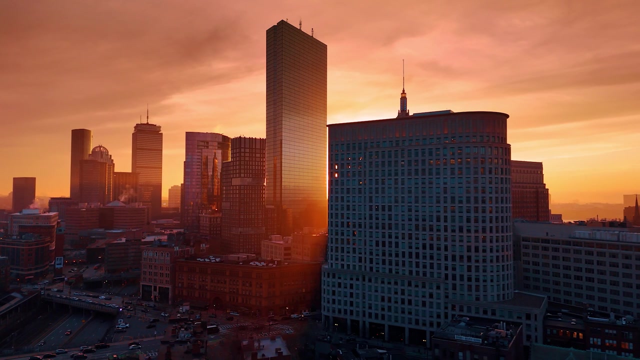 Increíble atardecer en Boston, Massachusetts, EE. UU. El brillante sol naranja se oculta tras el horizonte de la ciudad. Vista aérea