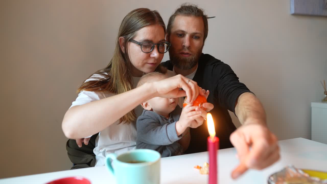 Familia Celebrando con Bebé y Naranja