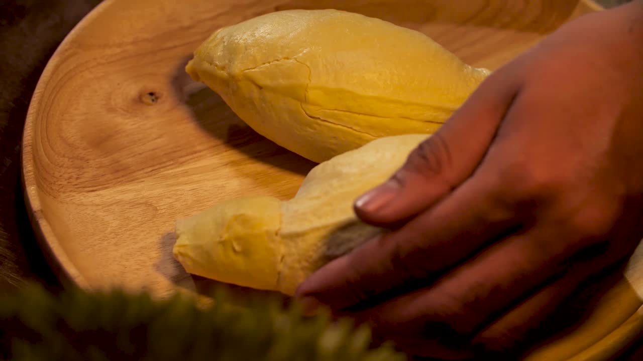 la mano abierta, pelar el durian, cerrar