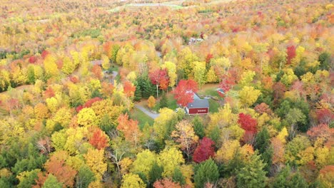 Vista-Aérea-De-Drones-Del-Rancho-Escondido-En-El-Colorido-Paisaje-Otoñal-De-Vermont-Usa