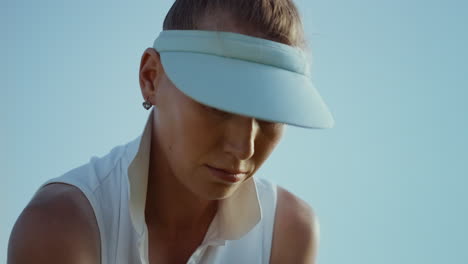 Mujer-Usa-Uniforme-De-Gorra-Con-Visera-De-Ropa-Deportiva-En-El-Campo-Del-Club.-El-Golfista-Disfruta-Del-Verano.