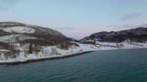 Houses-At-Arctic-Village-During-Winter-Facing-The-Norwegian-Sea-At-Night