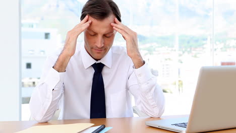 un hombre de negocios con dolor de cabeza.