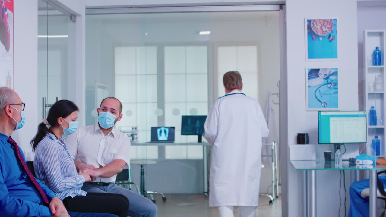 una pareja de jóvenes decepcionados al oír malas noticias.