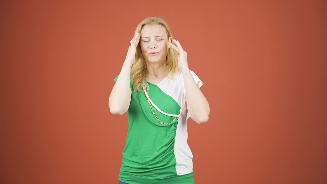 una mujer con dolor de cabeza.