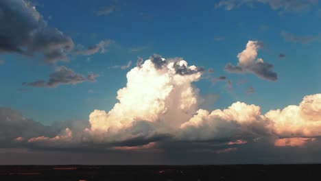 Nubes-Esponjosas,-Blancas-Y-Doradas,-Besadas-Durante-La-Hora-Dorada-Después-De-Que-Haya-Pasado-La-Tormenta