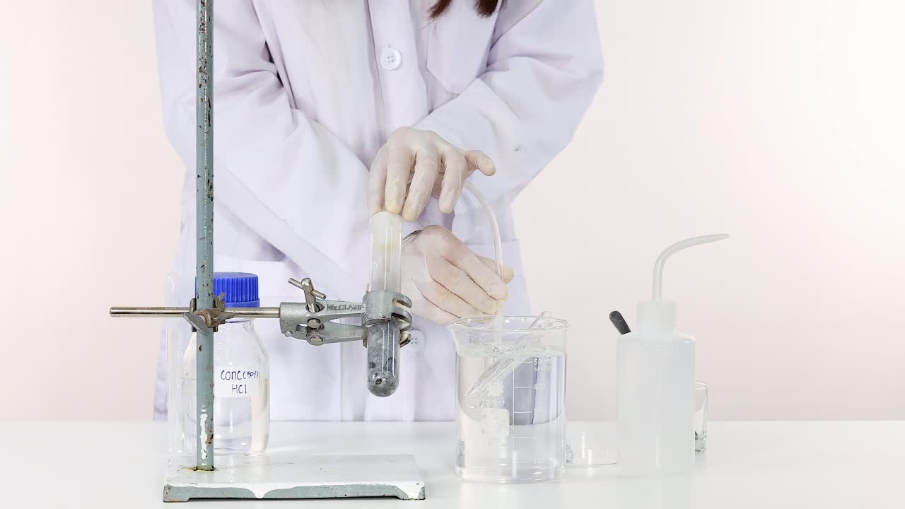 과학자는 구리 탄산 분해 실험을 수행합니다.