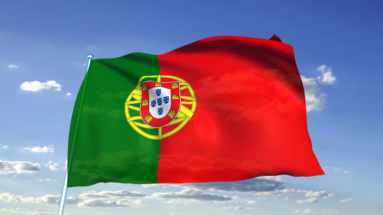 ポルトガルの国旗は雲の空を背景に織物の構造で (ループ可能な)