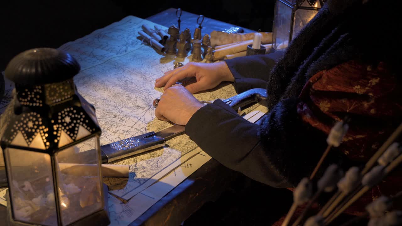 역사적, 영화적 문서 읽기 장면.