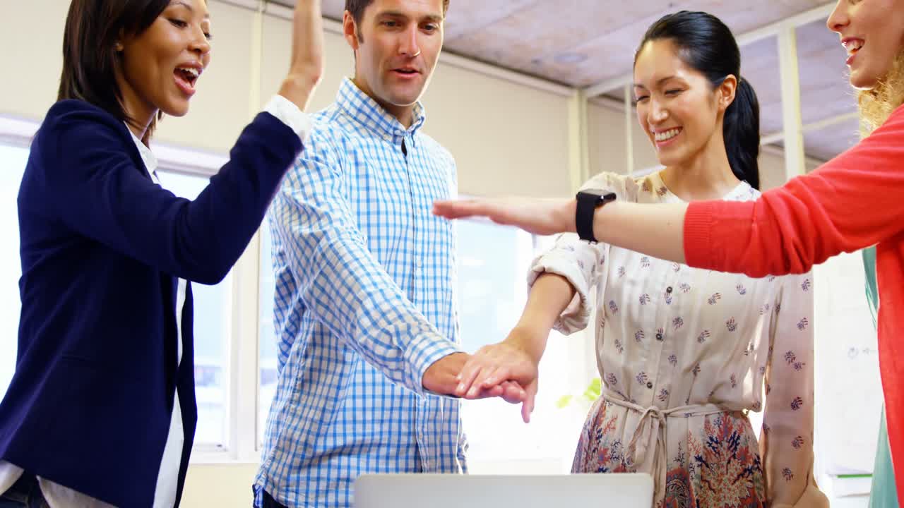 ⁇ 드 스택을 가진 비즈니스 임원 그룹