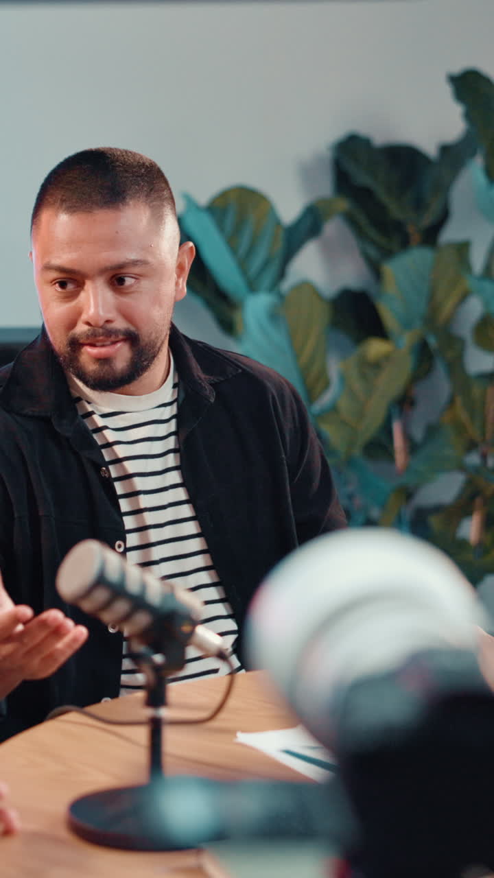 Uomo che registra podcast in studio