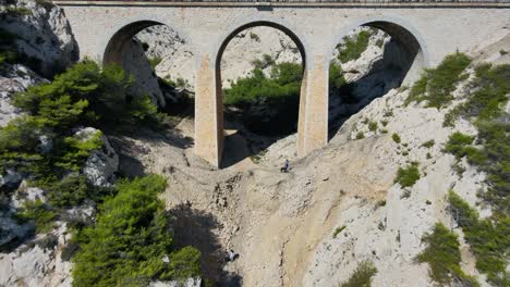 retiro de drones de arcos altos históricos mientras los exploradores caminan por la costa de francia