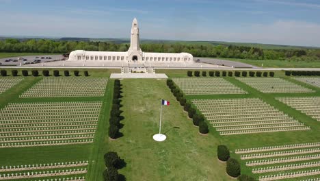 douaumont ossuary 프랑스 베르돈의 공중 풍경.