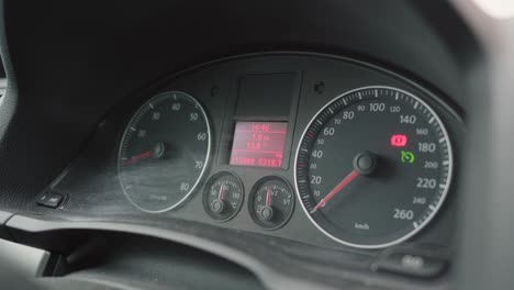 grupo de instrumentos de un automóvil durante un arranque