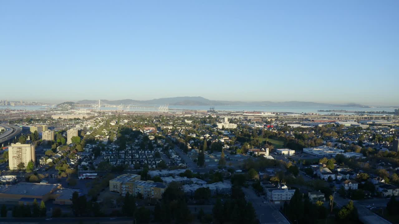 먼 도시의 햇살 가득한 일출과 그림자는 이 ludachris, 교감에서 색상과 깊이를 정말 돋보이게 합니다.