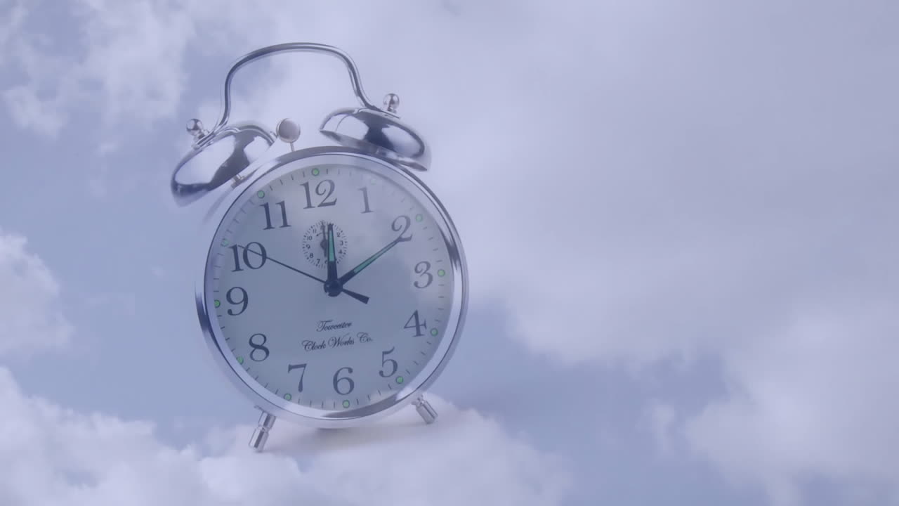 animación de reloj despertador moviéndose rápidamente sobre las nubes en el cielo