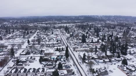 Toma-Aérea-De-Nieve-En-Gladstone-Mostrando-Casas-Y-El-Río-Clackamas.