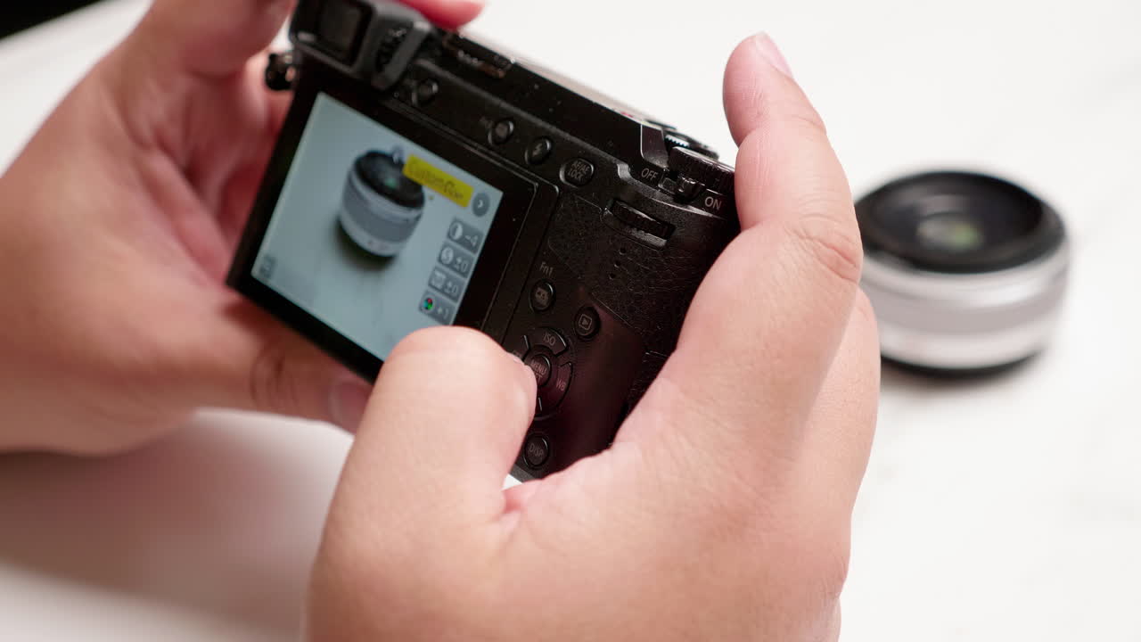 Mano maschile che usa la fotocamera per fotografare oggetti su sfondo bianco da vendere in un mercato online.