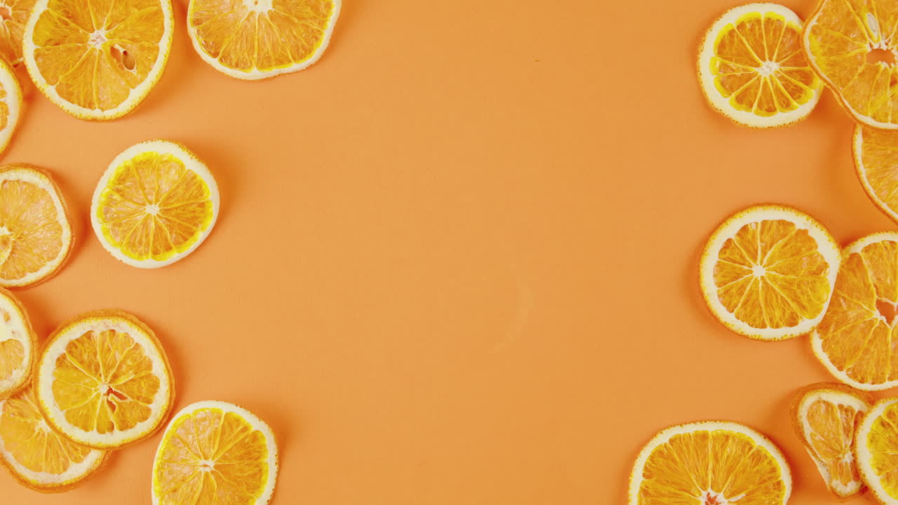 Tørrede appelsinskiver på orange baggrund