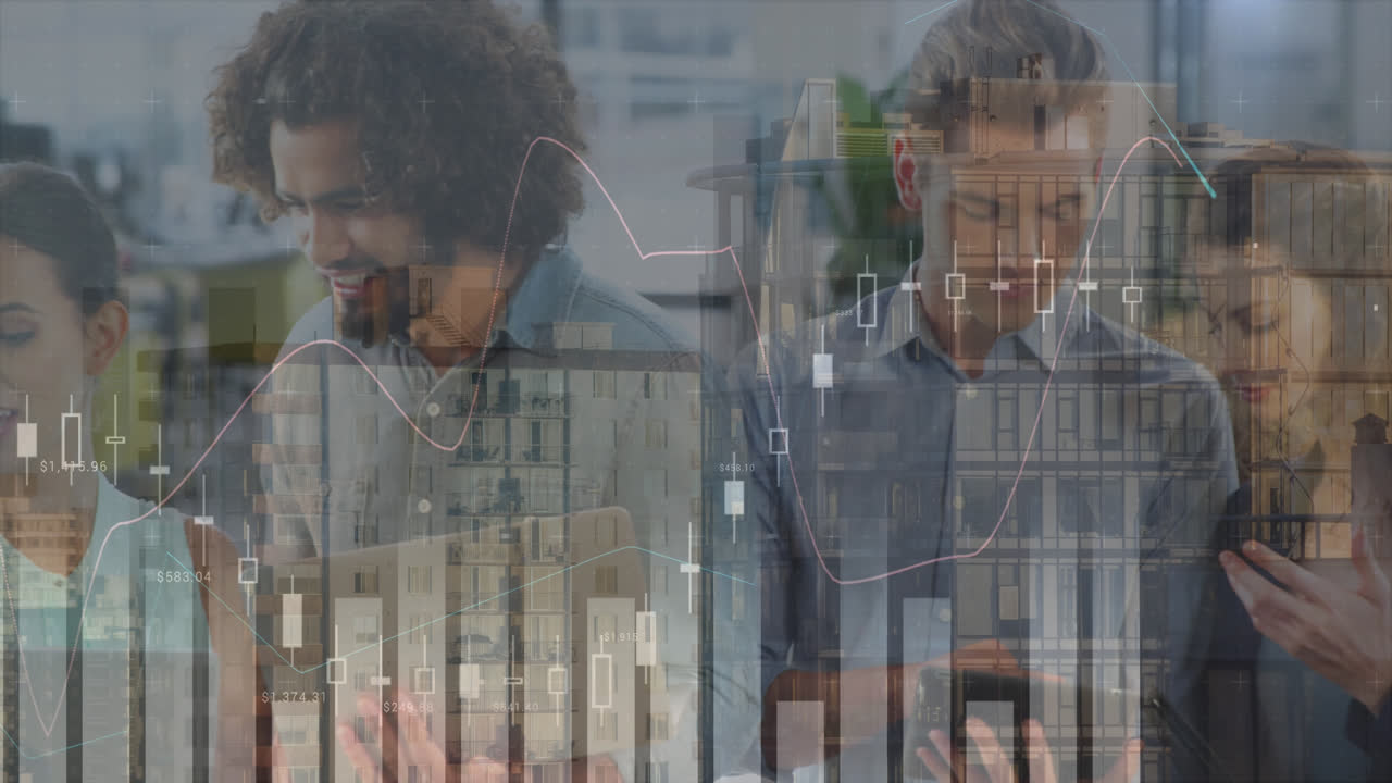 Animação de Gráficos Financeiros, Dados e Paisagem Urbana sobre Diversos Empresários Conversando no Escritório