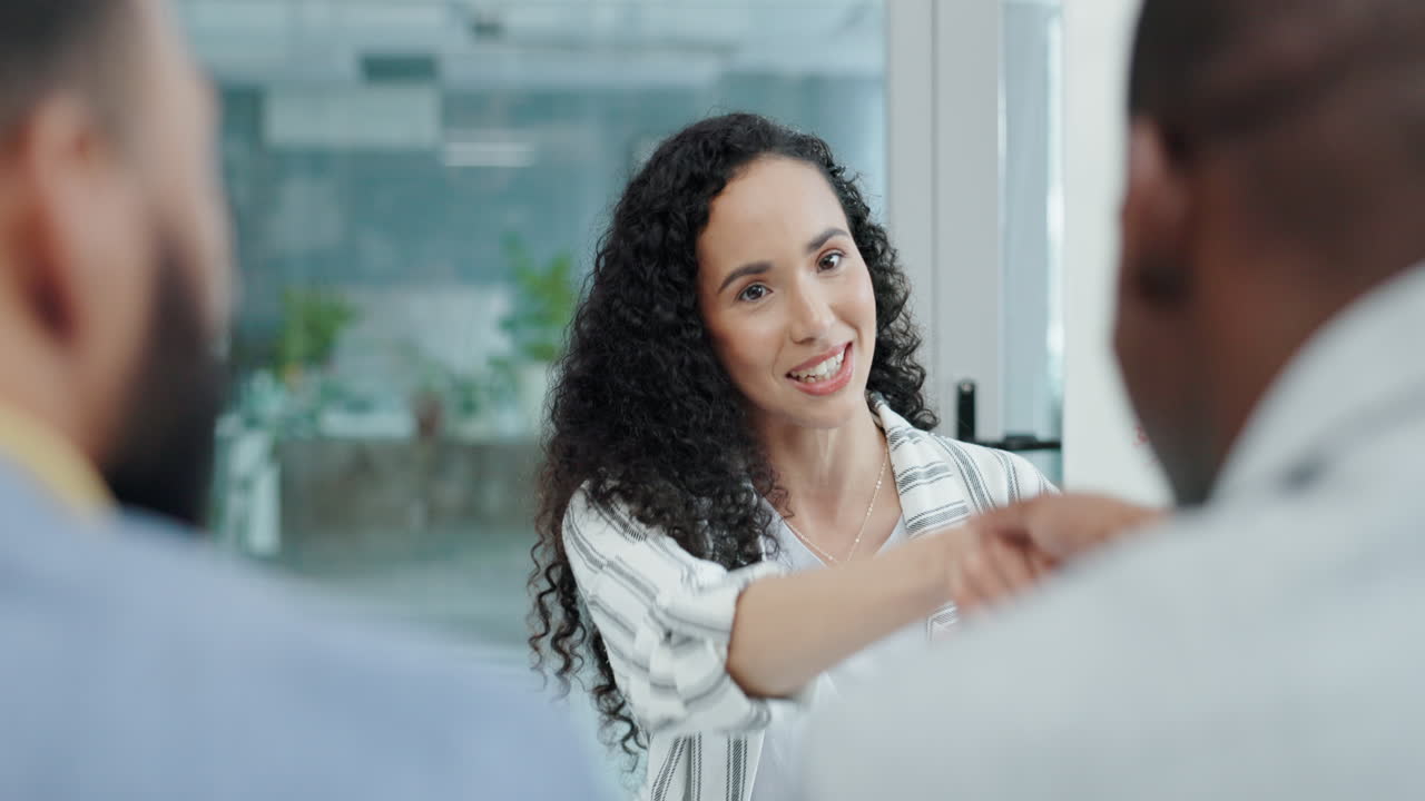 apretón de manos, negociación o mujer de negocios en un trabajo