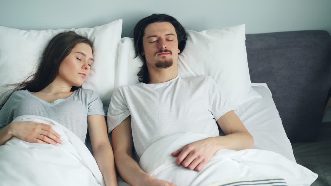 Pareja durmiendo en la cama