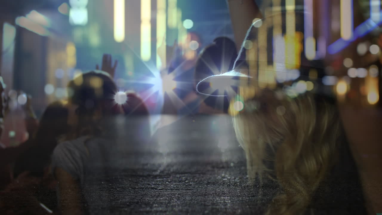 콘서트 중 춤추는 다양한 사람들 위에서 밤에 도로의 애니메이션