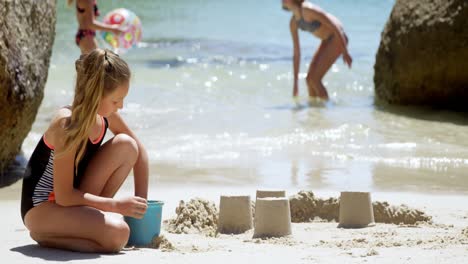 Niña-Jugando-Con-Arena-En-La-Playa-4k