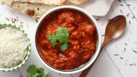 pollo fresco y sabroso tikka masala servido en tazón de cerámica